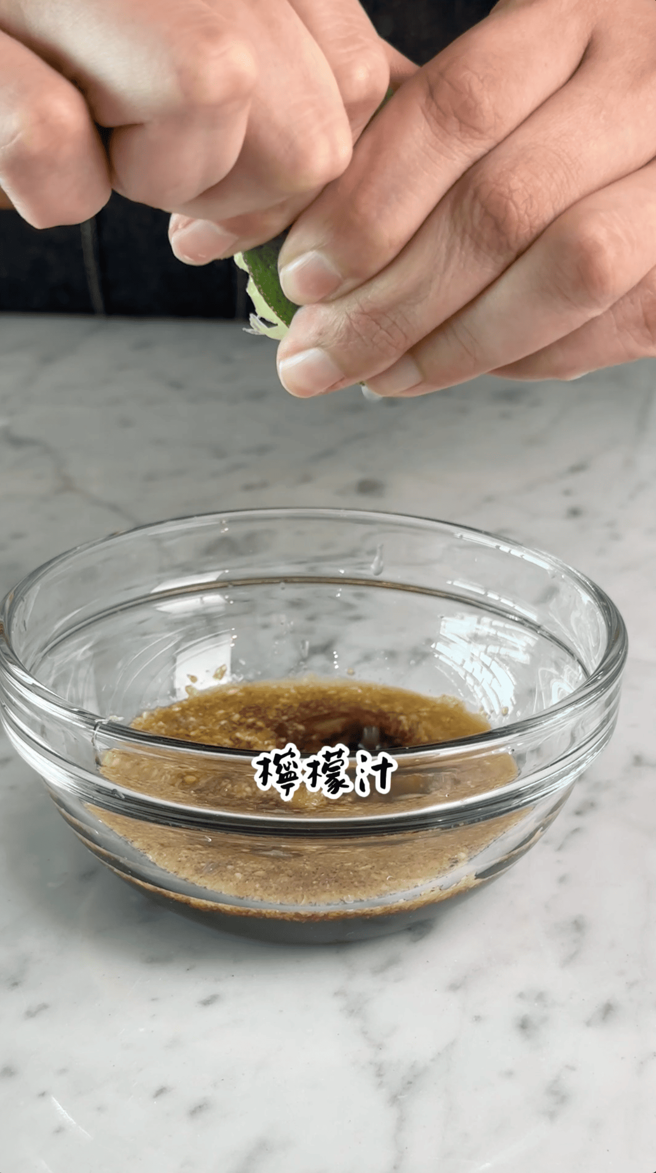 檸檬手撕雞食材準備包含雞胸肉小黃瓜洋蔥檸檬與醬汁