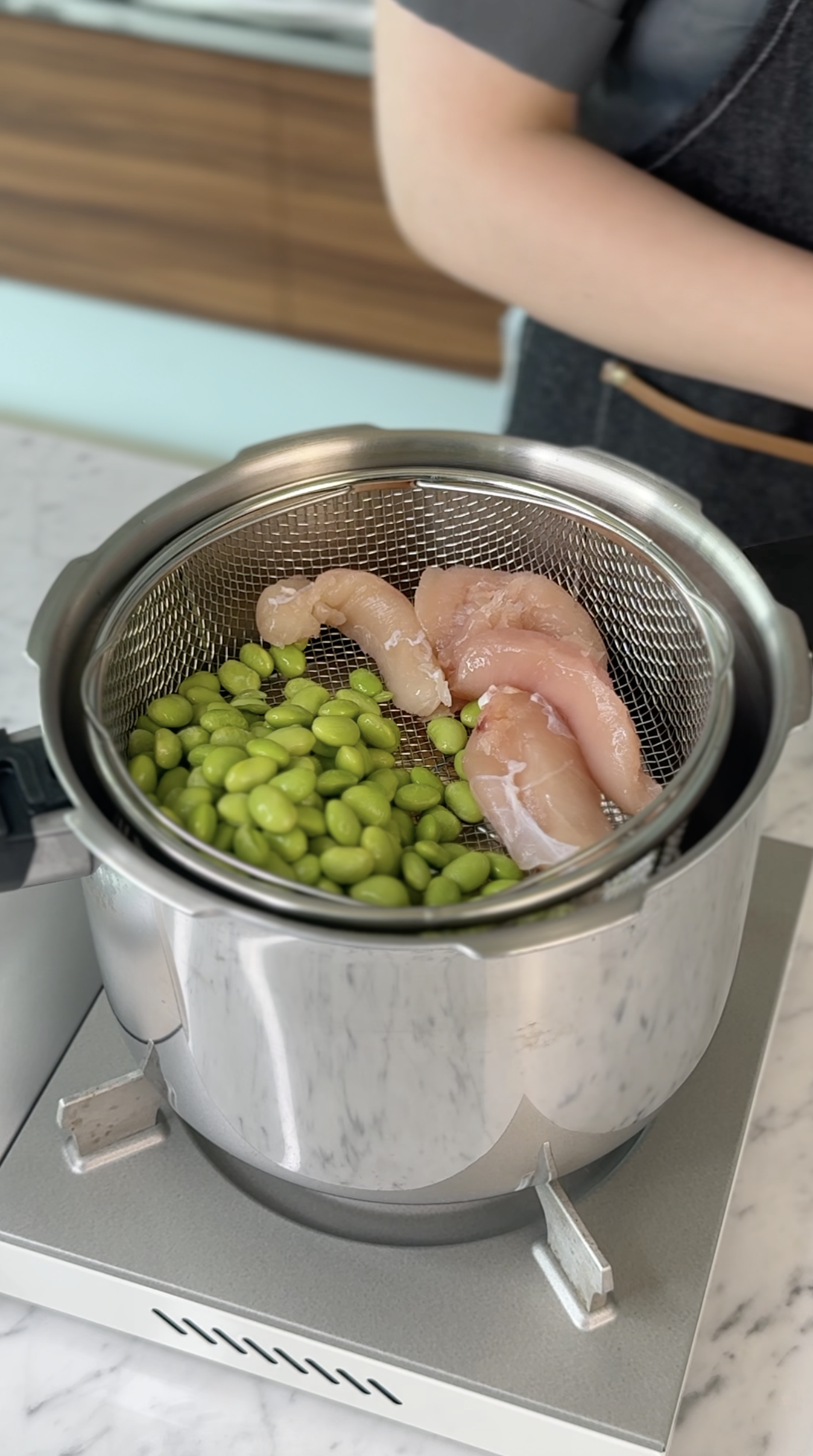 使用朝日零秒活力鍋和一石二鳥調理器製作藜麥毛豆彩椒雞丁
