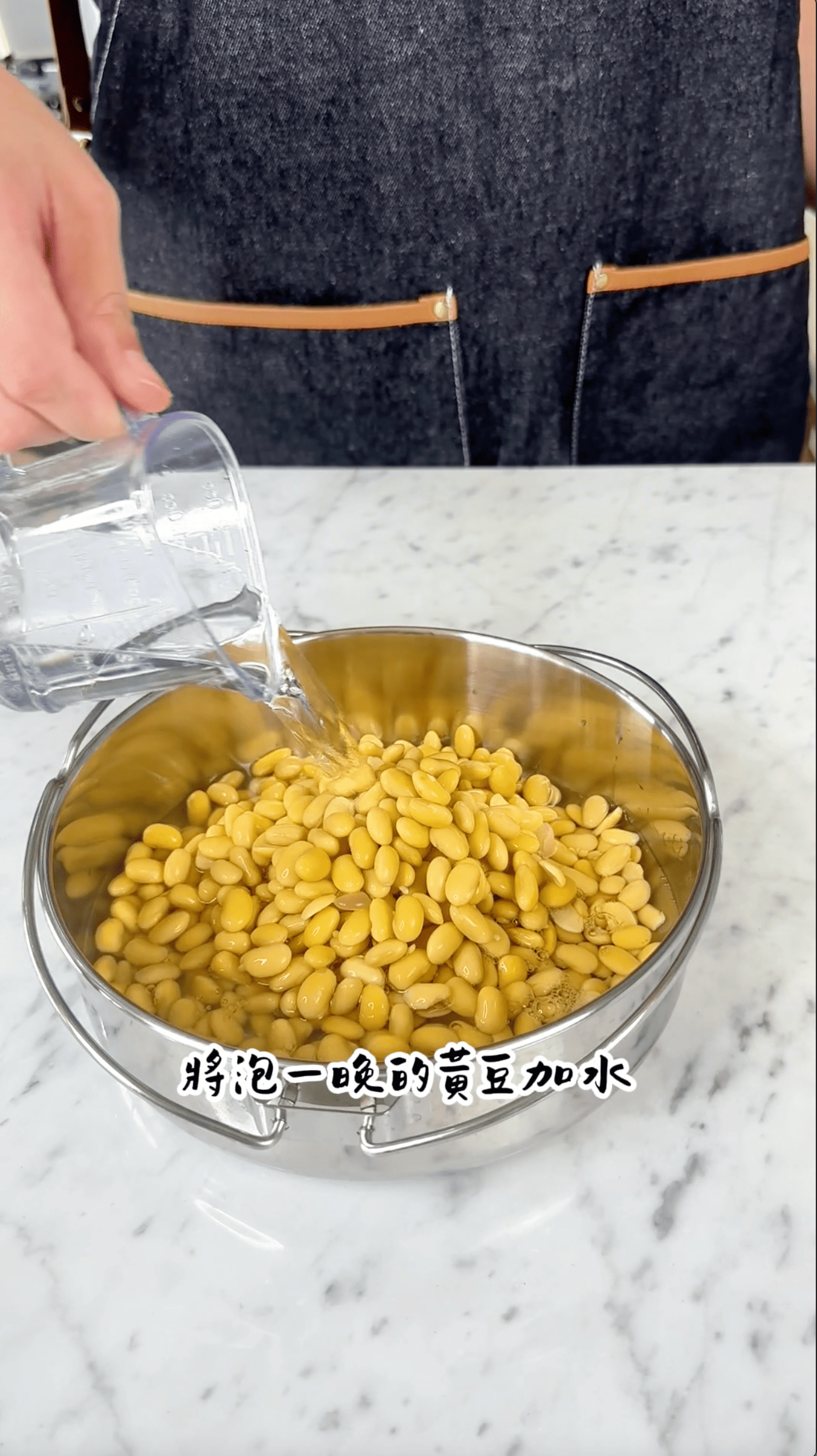筑前煮和昆布黃豆食材準備包含雞腿肉黃豆昆布蓮藕紅蘿蔔香菇