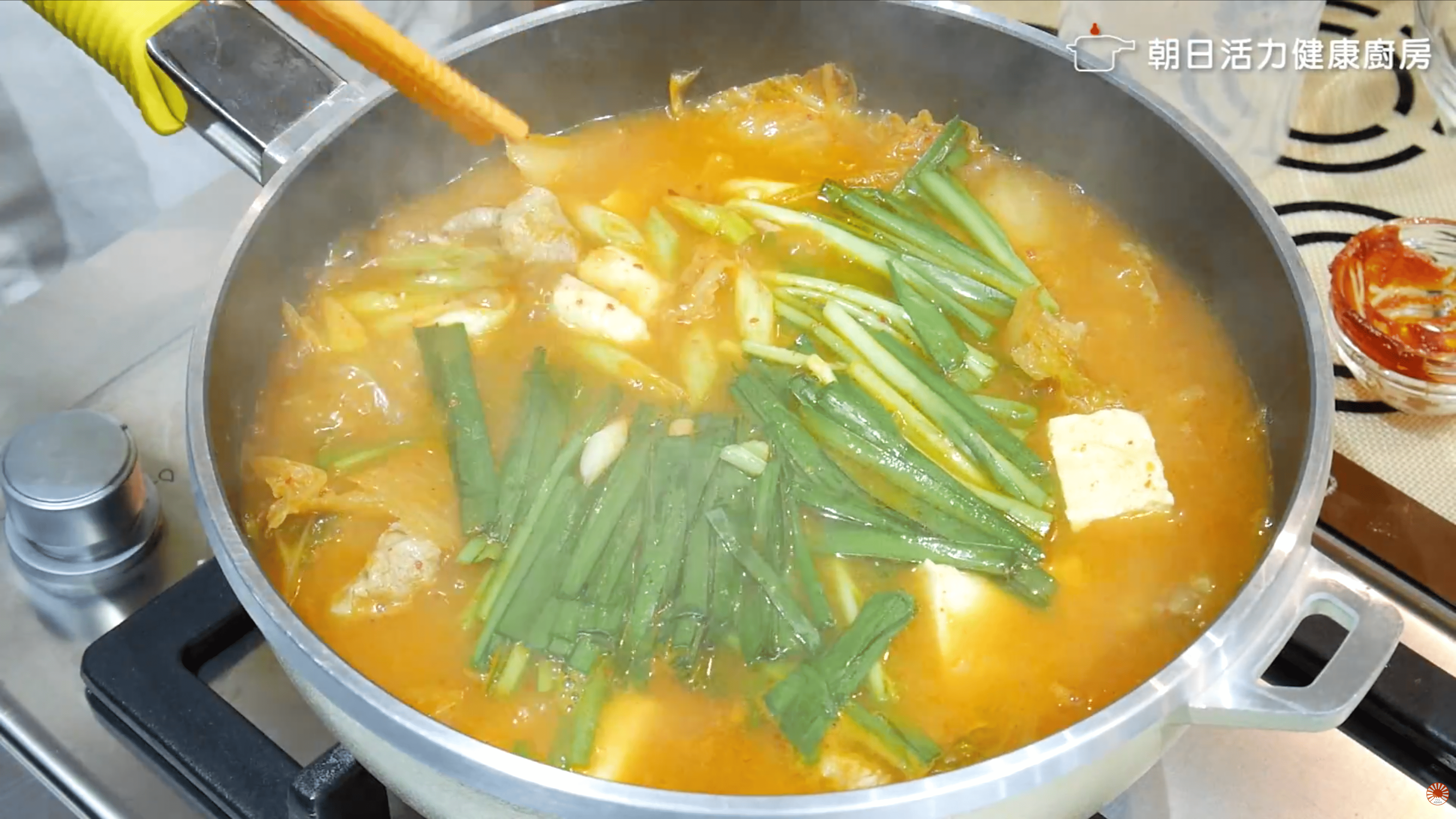 泡菜納豆鍋使用朝日全能平底鍋完成的酸辣暖胃料理
